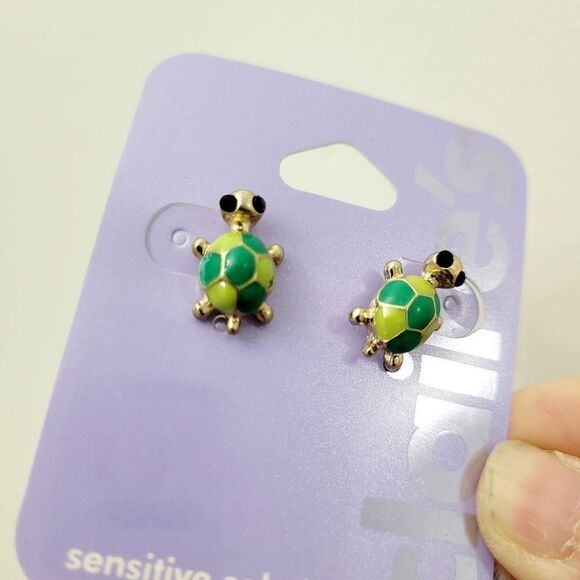 Brand New Claire's Green Turtle Earrings - Picture 3 of 7